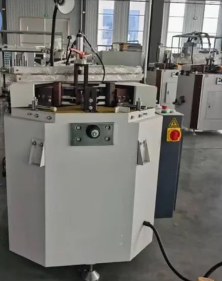 จังหวะใบมีด 100 มม. × 3500 มม. ความจุของเฟรม Heavy-Duty Single Head อลูมิเนียมมุมประตูหน้าต่างเครื่องจีบ
