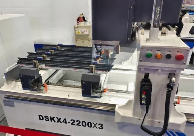 เครื่องเจาะผนังม่านอลูมิเนียม CNC 4 หัวสำหรับงานหนักที่มีความแม่นยำสูงสามารถเปลี่ยนประสิทธิภาพการผลิตของคุณได้อย่างไร