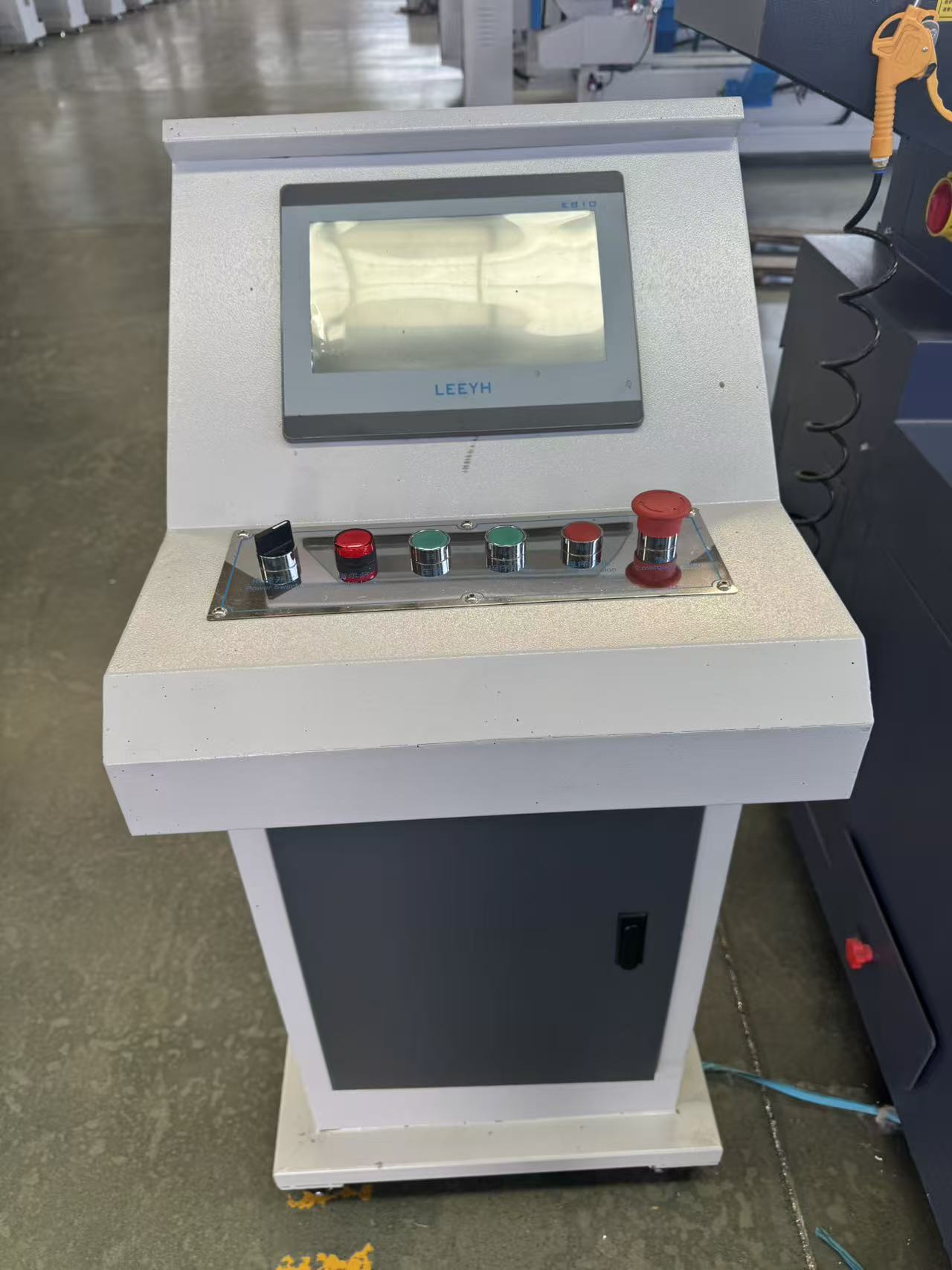 เครื่องแมชชีนนิ่งเซ็นเตอร์และเจาะและกัด CNC 4M