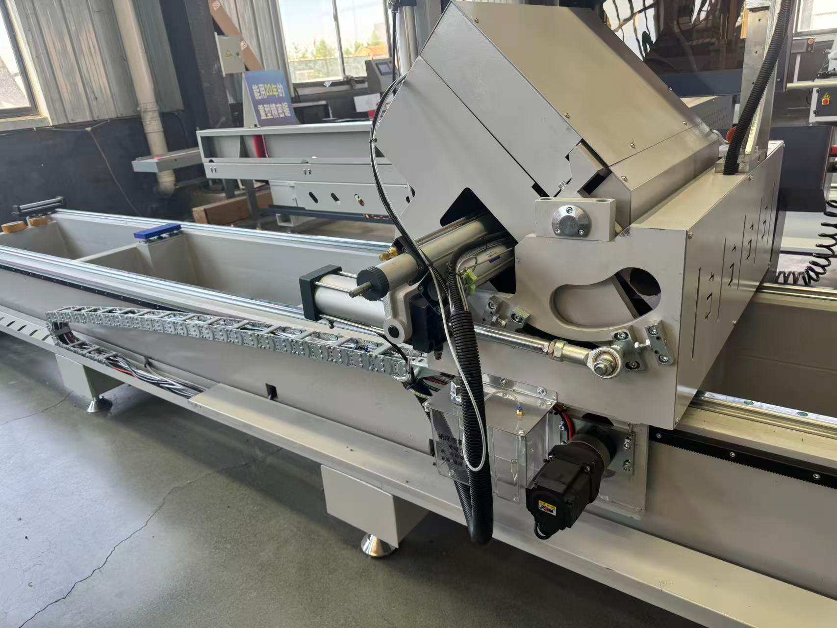 เลื่อยปรับองศาได้ CNC External Pivot Precision 550, 45°/90