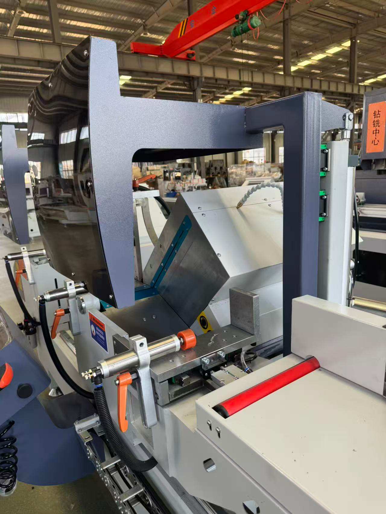 เลื่อยปรับองศา CNC Outward Swing 550 การผลิตปริมาณมาก 45°/90°