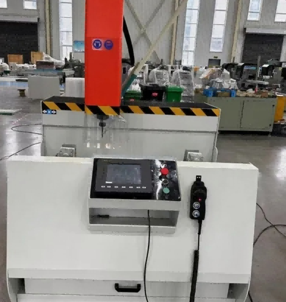 เครื่องแมชชีนนิ่งเซนเตอร์ CNC 3 แกนความแข็งสูง 800 มม. | สร้างขึ้นเพื่อการอัดขึ้นรูปอลูมิเนียมอุตสาหกรรมโดยเฉพาะ