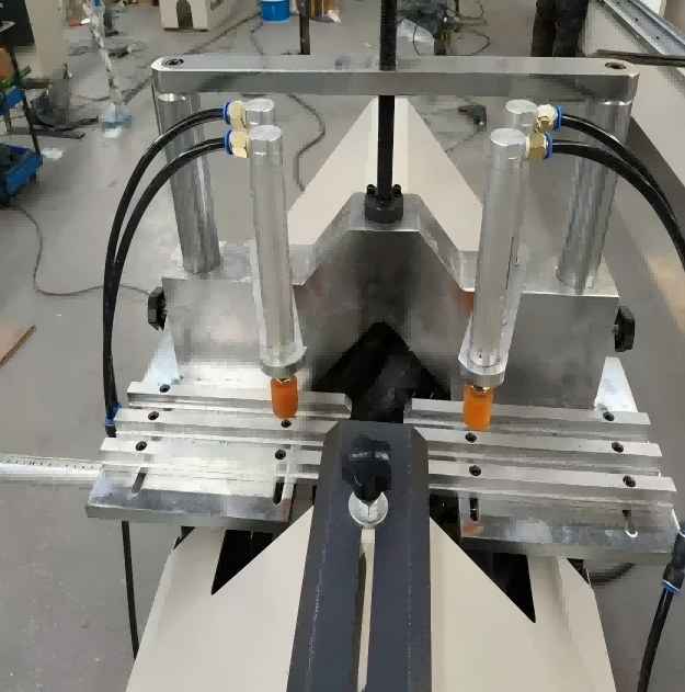 Heavy-Duty High-Precision Double-HEAD UPVC หน้าต่างกระจกลูกปัด Miter ตัดเครื่องเลื่อยสำหรับ PVC ประตูและหน้าต่าง