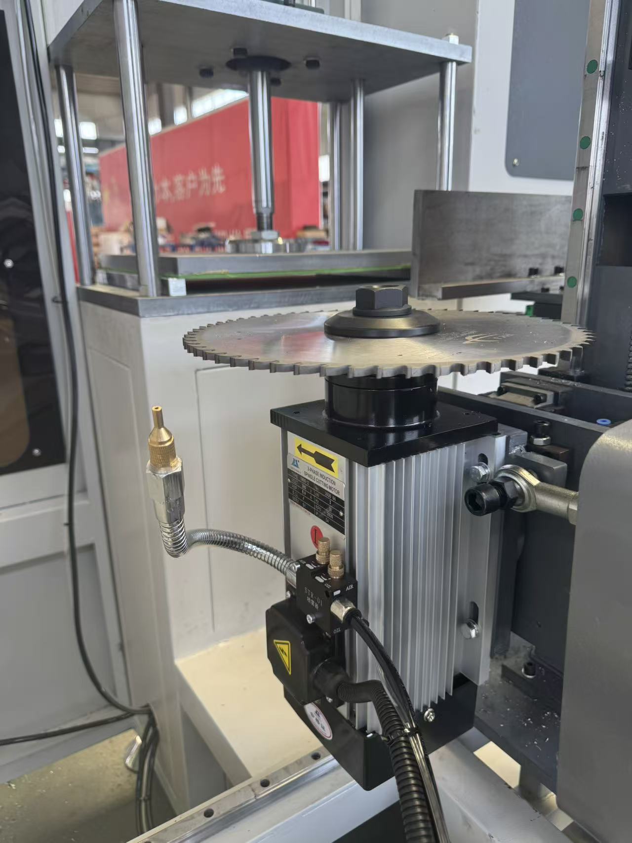 เครื่องกัด CNC แบบหลายมุม 3+2 แกนสำหรับโปรไฟล์ Mullion อะลูมิเนียมที่ไม่สม่ำเสมอ