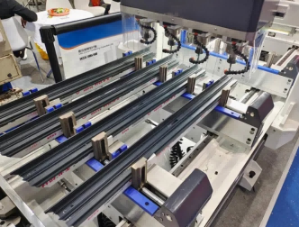 เครื่องเจาะผนังม่านอลูมิเนียม CNC 4 หัวที่แม่นยำ